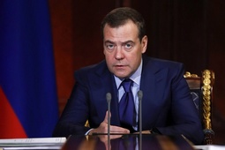 Russian PM Medvedev holds meeting with his deputies